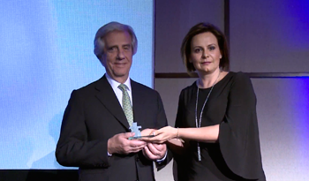 Presidente Vázquez recibe premio Ciencia de la Paz Presidente Vázquez recibe premio Ciencia de la Paz