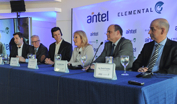 Ministra Carolina Cosse, presidente de Antel, Andrés Tolosa, y fundador de la empresa Elemental, Sam Blackman Ministra Carolina Cosse, presidente de Antel, Andrés Tolosa, y fundador de la empresa Elemental, Sam Blackman