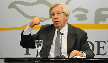 Ministro de Economía y Finanzas, Danilo Astori, luego del Consejo de Ministros que respaldó por unanimidad la pauta para los Consejos de Salarios Ministro de Economía y Finanzas, Danilo Astori, luego del Consejo de Ministros que respaldó por unanimidad la pauta para los Consejos de Salarios