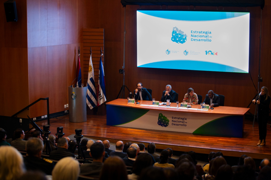 Estrategia Nacional de Desarrollo impulsa sostenibilidad con foco en ambiente, equidad y territorio Presentación de autoridades en el tercer seminario de la Estrategia Nacional de Desarrollo