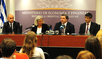 Ministro Mario Bergara presenta el premio para investigadores Ministro Mario Bergara presenta el premio para investigadores