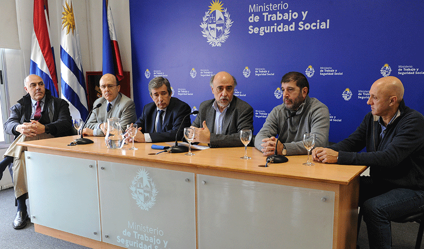 Ministro de Trabajo, Pablo Mieres, con representantes de cámaras empresariales y PIT-CNT Ministro de Trabajo, Pablo Mieres, con representantes de cámaras empresariales y PIT-CNT