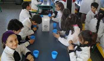Niños en comedor escolar Niños en comedor escolar