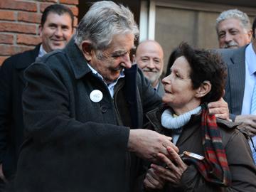 Presidente Mujica en la inauguración del complejo de viviendas "Alfredo Zitarrosa" Presidente Mujica en la inauguración del complejo de viviendas "Alfredo Zitarrosa"