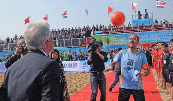 Vázquez y Recoba durante inauguración de campeonato de fútbol playa en Tangshan, China Vázquez y Recoba durante inauguración de campeonato de fútbol playa en Tangshan, China