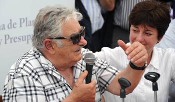El Presidente José Mujica en firma del convenio por electrificación rural El Presidente José Mujica en firma del convenio por electrificación rural