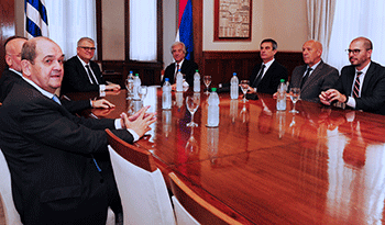 Jussi Pesonen y Tabaré Vázquez encabezan reunión entre el Gobierno y representantes de UPM