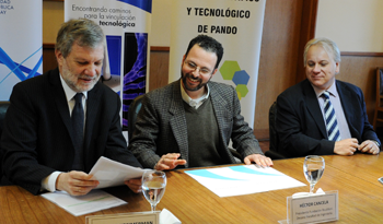 El ministro Roberto Kreimerman revisa el convenio a firmar con la Fundación Ricaldoni El ministro Roberto Kreimerman revisa el convenio a firmar con la Fundación Ricaldoni