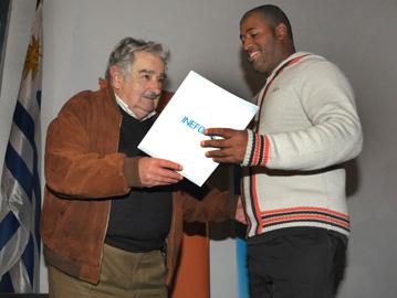 Presidente Mujica entregando diploma Presidente Mujica entregando diploma