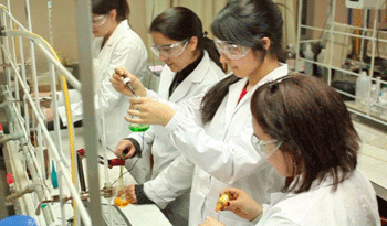 Estudiantes en laboratorio. Foto: UTEC