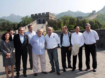 Presidente Mujica y parte de la delegación en la Gran Muralla China Presidente Mujica y parte de la delegación en la Gran Muralla China