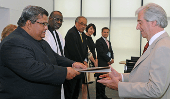 Mohamed Mijarul Quayes entrega credenciales al presidente Vázquez en diciembre de 2016 Mohamed Mijarul Quayes entrega credenciales al presidente Vázquez en diciembre de 2016
