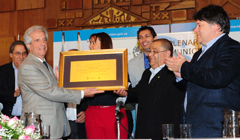 Presidente Vázquez recibe obsequio del Plenario de Municipios Presidente Vázquez recibe obsequio del Plenario de Municipios