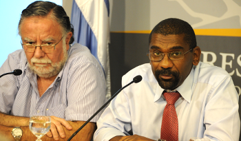 Ministros Edgardo Ortuño y José Bayardi en conferencia de prensa