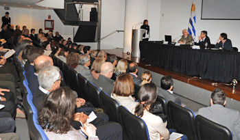 Autoridades en conferencia sobre bioeconomía y sector forestal-madera-celulosa