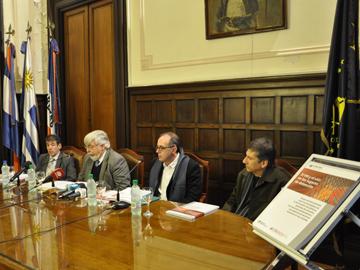 Autoridades en presentación de la publicación
