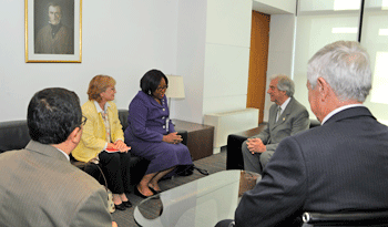 Tabaré Vázquez, acompañado de Rodolfo Nin Novoa y Jorge Basso, recibió a Carissa Etienne y a Giovanni Escalante Tabaré Vázquez, acompañado de Rodolfo Nin Novoa y Jorge Basso, recibió a Carissa Etienne y a Giovanni Escalante