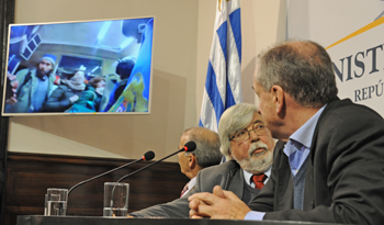 Ministros Eduardo Bonomi y Ernesto Murro, junto a subdirector nacional de Policía, Raúl Perdomo