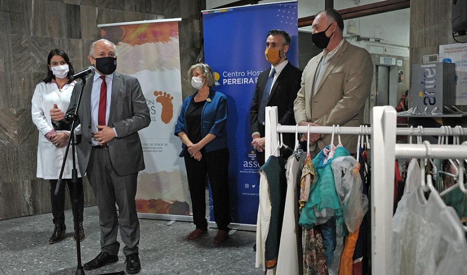 Autoridades en acto de donación