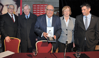 Enrique Iglesias recibió Medalla Delmira Agustini del Ministerio de Educación y Cultura Enrique Iglesias recibió Medalla Delmira Agustini del Ministerio de Educación y Cultura