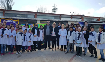 Carolina Cosse con alumnos de la escuela n.º 196 de Barros Blancos, Canelones Carolina Cosse con alumnos de la escuela n.º 196 de Barros Blancos, Canelones