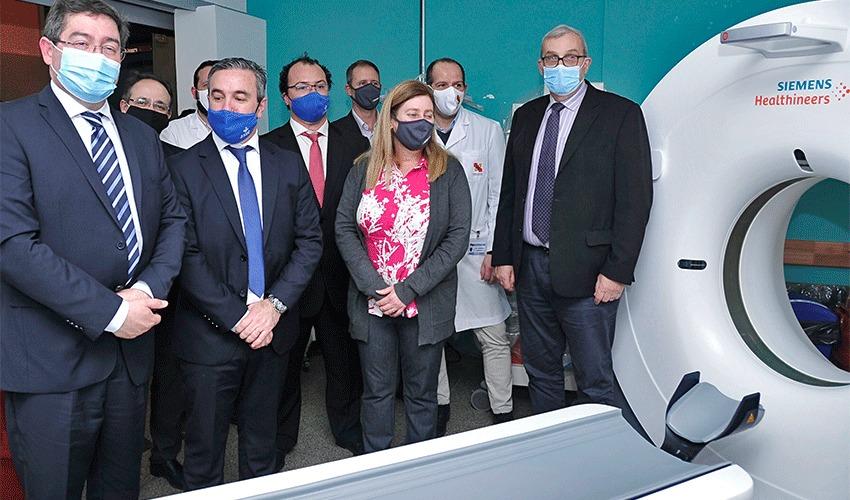 Autoridades junto a tomógrafo donado Autoridades junto a tomógrafo donado