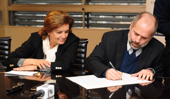 Eneida de León y Milton Machado en firma de contrato Eneida de León y Milton Machado en firma de contrato