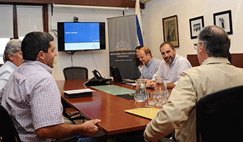 Pablo Ferreri junto a delegados de los productores de leche Pablo Ferreri junto a delegados de los productores de leche