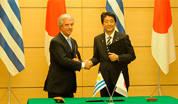 Presidente Tabaré Vázquez con primer ministro, Shinzo Abe