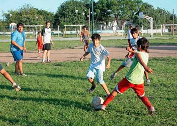 jovenes haciendo deporte jovenes haciendo deporte