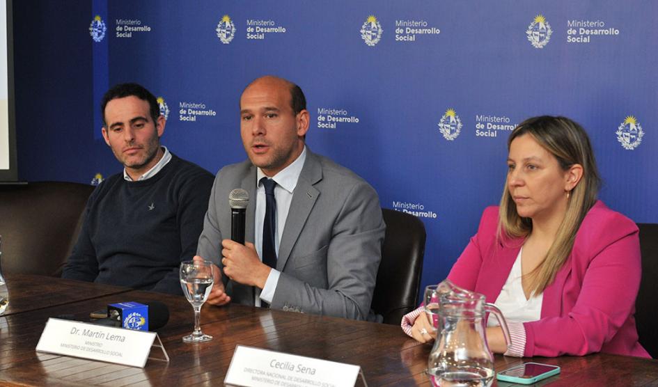 Ministro de Desarrollo Social, Martín Lema junto a la directora Nacional de Desarrollo Social, Cecilia Sena, y al gerente de Promoción Sociolaboral, Marcos Rodríguez. Ministro de Desarrollo Social, Martín Lema junto a la directora Nacional de Desarrollo Social, Cecilia Sena, y al gerente de Promoción Sociolaboral, Marcos Rodríguez.