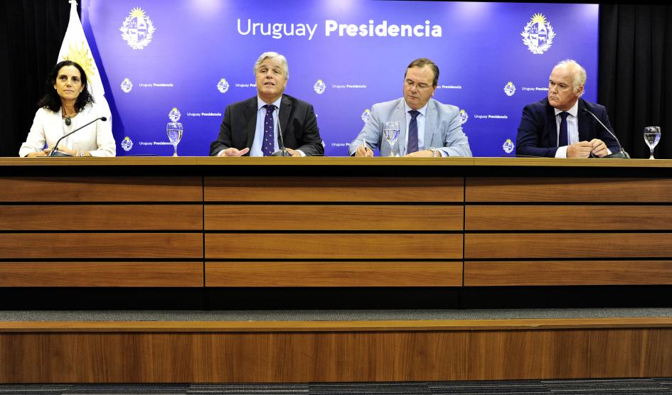 Ministros de Economía, Relaciones Exteriores y Obras Públicas durante la conferencia de prensa 