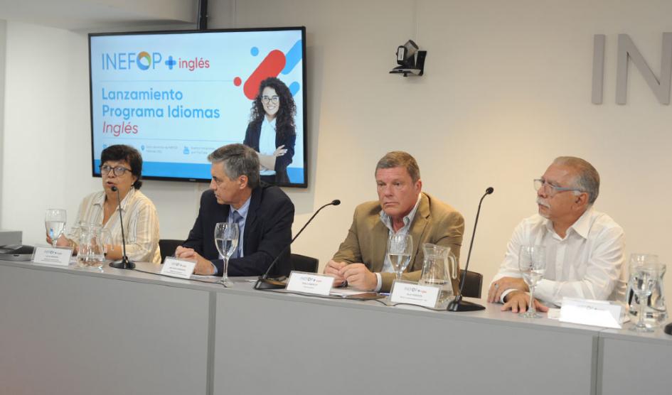 Director general del Inefop, Pablo Darscht junto a demás autoridades de Inefop durante el acto de presentación de la iniciativa