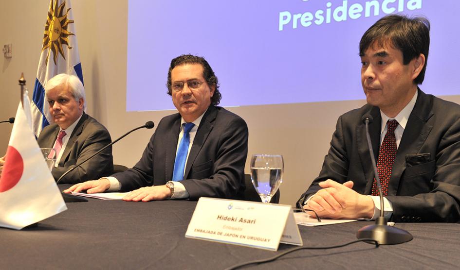 Prosecretario de Presidencia Rodrigo Ferrés junto a autoridades de Japón