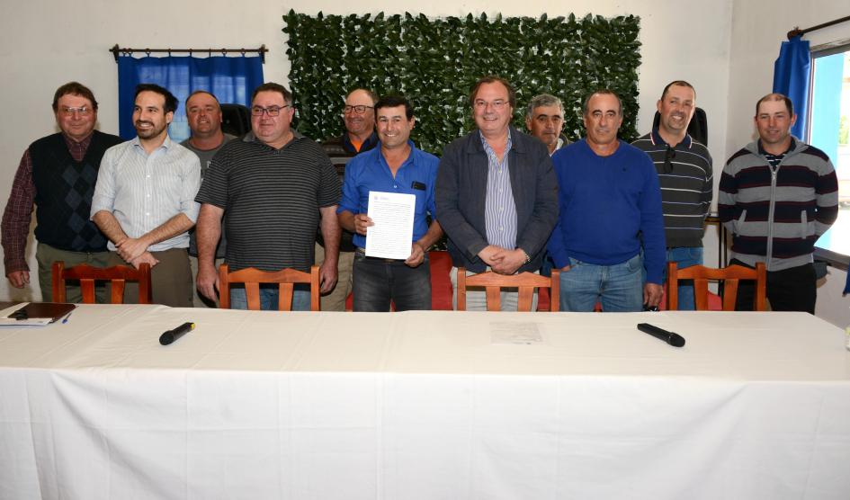 Ministro Falero firmó convenios sociales