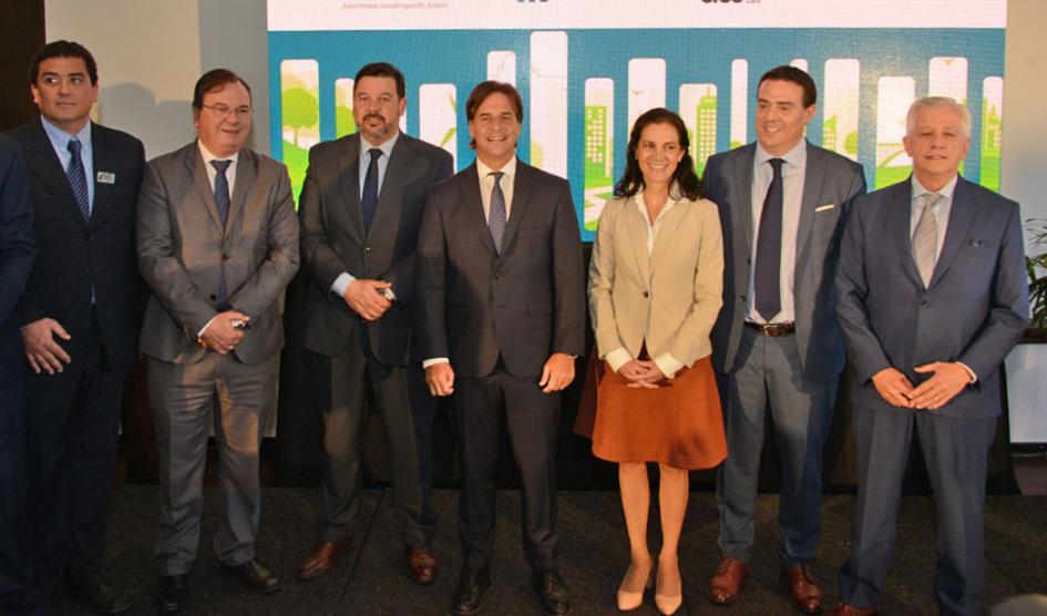 Lacalle Pou con autoridades