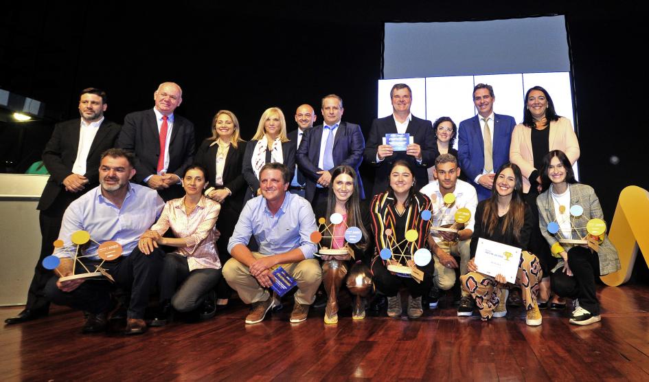 Beatriz Argimón con autoridades y emprendedores