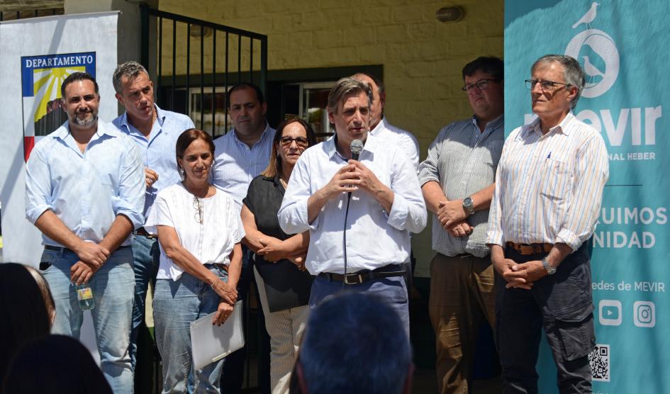 Presidente de Mevir, Juan Pablo Delgado expone durante acto de firma de escrituras en Lavalleja
