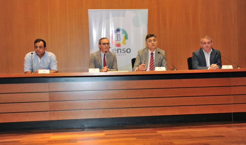 Autoridades en conferencia de prensa