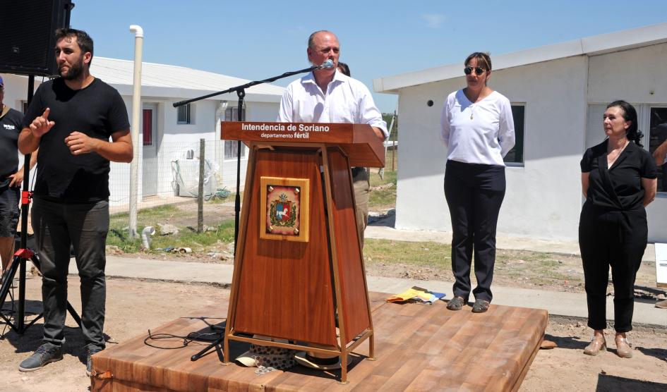 Subsecretario de Vivienda, Tabaré Hackenbruch, realiza una oratoria durante el acto. Subsecretario de Vivienda, Tabaré Hackenbruch, realiza una oratoria durante el acto.