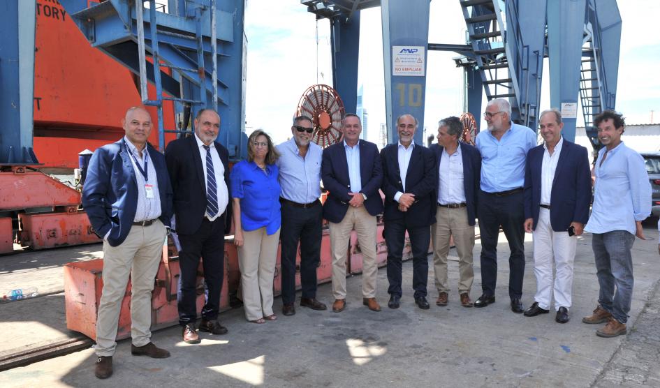 Secretario de Presidencia Álvaro Delgado junto a demás autoridades presentes en el puerto de Montevideo