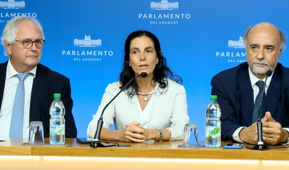 Ministra de Economía y Finanzas, Azucena Arbeleche junto al ministro de Trabajo y Seguridad Social, Pablo Mieres y al titular de la Comisión de Expertos en Seguridad Social, Rodolfo Saldain