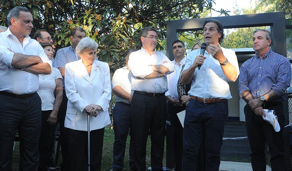 Presidente Luis Lacalle Pou junto a autoridades nacionales y departamentales en inauguración de policlínica de ASSE en Salto