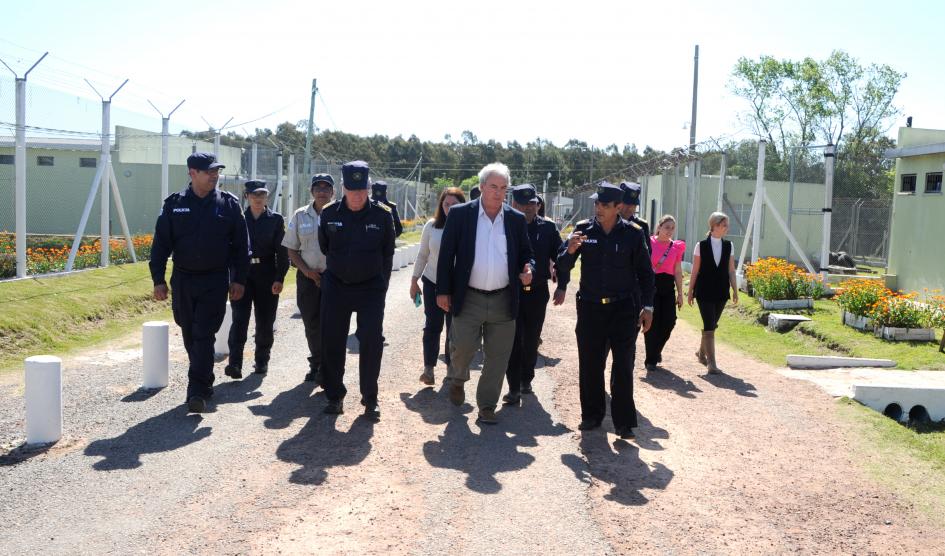 Ministro del Interior, Luis Alberto Heber, en un momento de la recorrida junto a autoridades policiales Ministro del Interior, Luis Alberto Heber, en un momento de la recorrida junto a autoridades policiales