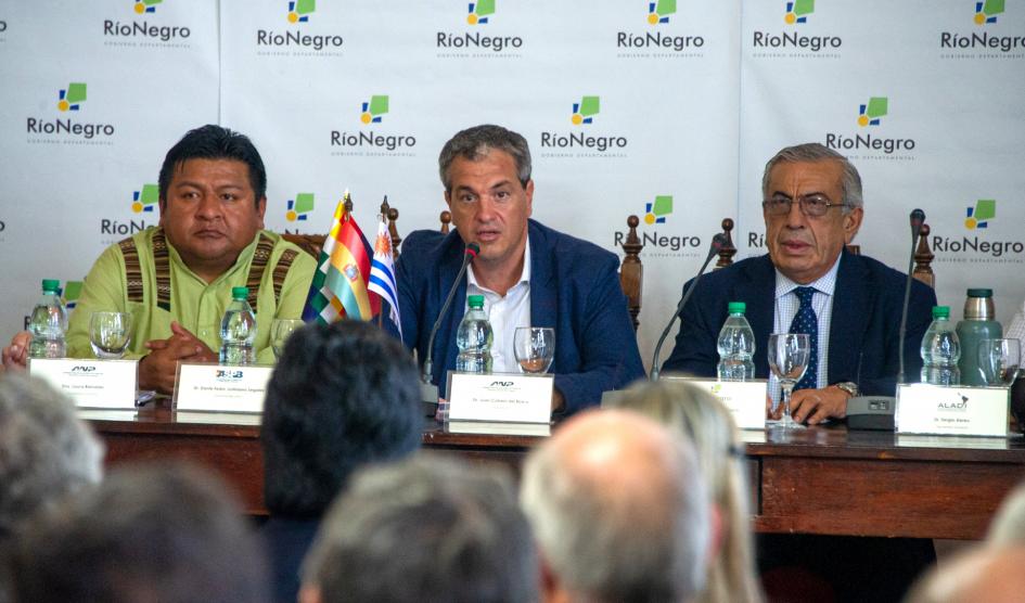 Presidente de ANP, Juan Curbelo junto a Dante Justiniano y al intendente Omar Lafluf en oportunidad de la firma del acuerdo Presidente de ANP, Juan Curbelo junto a Dante Justiniano y al intendente Omar Lafluf en oportunidad de la firma del acuerdo