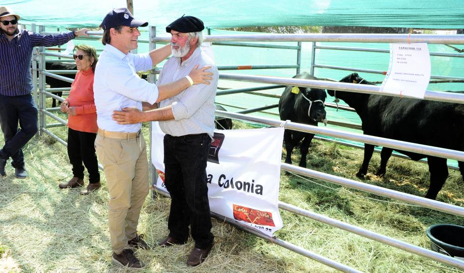 Presidente Luis Lacalle Pou saludando a un cabañero