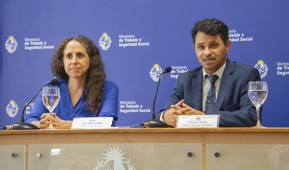 Director nacional de Empleo, Daniel Pérez y gerenta general de Ceibal, Fiorella Haim durante la firma del convenio Director nacional de Empleo, Daniel Pérez y gerenta general de Ceibal, Fiorella Haim durante la firma del convenio