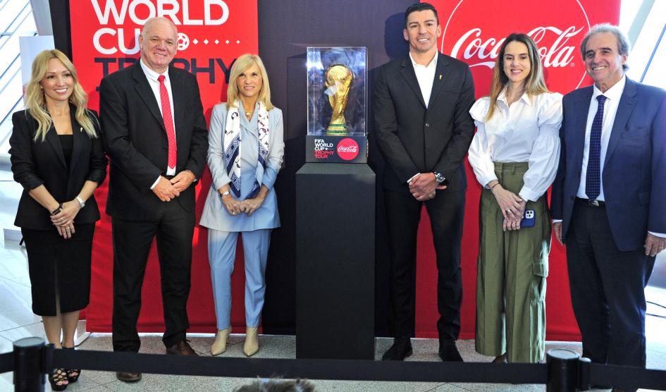 Argimón y autoridades de FIFA