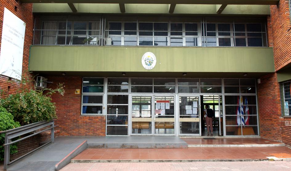 Fachada de un centro de enseñanza de Secundaria Fachada de un centro de enseñanza de Secundaria