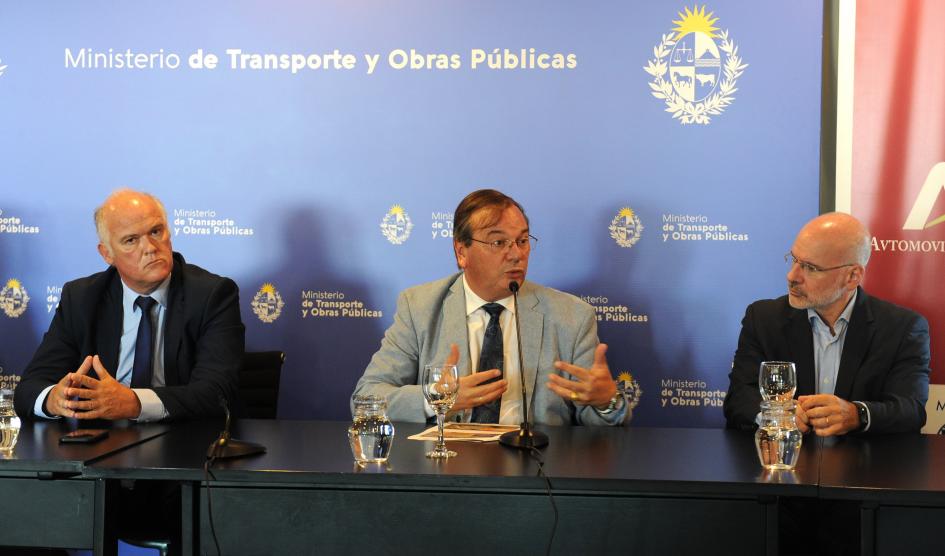 Ministro de Transporte y Obras Públicas, José L. Falero, durante su oratoria